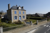 Mairie et ancienne école de garçons, 22 rue de la Libération (La Baussaine)