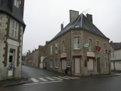 Immeuble, 1 place de l'Eglise ; 2 rue d'Argentré ; rue de la Forêt (Le Pertre)