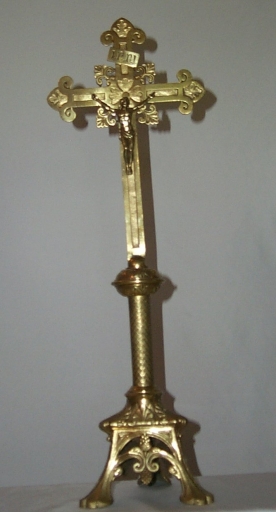 Garniture d'autel : croix d'autel, 4 chandeliers d'autel