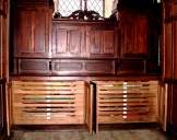 Meubles de sacristie : chasublier, armoires