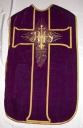 Ornement violet 1 : chasuble, bourse de corporal, étole, voile et manipule