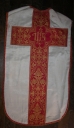 Ornement blanc 1 : chasuble, étole, manipule, voile de calice et bourse de corporal