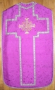 Ornement violet 1 : chasuble, étole, manipule et voile de calice