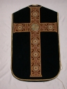 Ornement noir : chasuble, étole, manipule, voile de calice