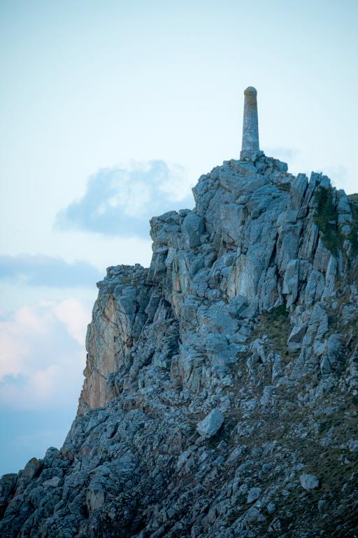 Alignement de deux amers, Pors théolen (Cléden-Cap-Sizun)