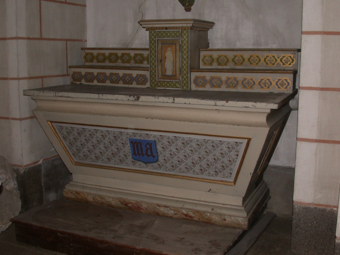 Ensemble 1 de l'autel de la Vierge : autel, tabernacle, 2 gradins d'autel