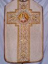 Ornement blanc 3 : chasuble, bourse de corporal, manipule, voile de calice