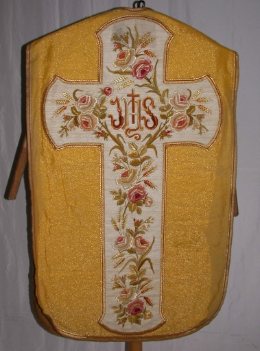 Ornement doré 1 : chasuble, bourse de corporal, étole, manipule, voile de calice