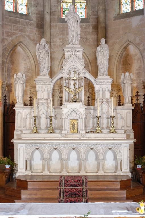 Le maître-autel : autel, retable, tabernacle et ses statues : le Sacré coeur, saint Martin et deux anges