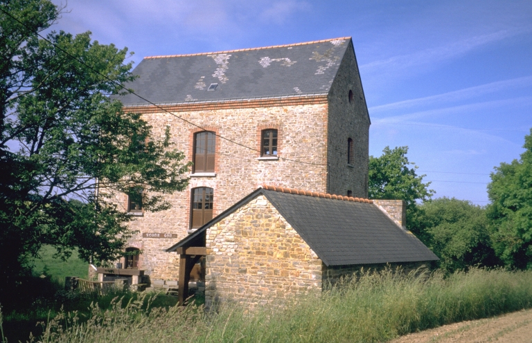 Moulin à blé Eon, puis minoterie, actuellement maison (Thourie)