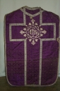 Ornement violet : chasuble, étole, bourse de corporal, la Chapelle des Domaines (Maure-de-Bretagne fusionnée en Val d'Anast en 2017)
