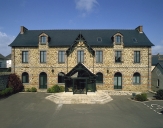 Mairie, monuments aux morts, écoles, postes, cimetière et monuments sur la commune de Saint-Coulomb