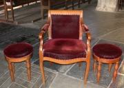 Ensemble d'un fauteuil de célébrant et de 2 tabourets d'église