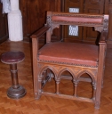 Fauteuil de célébrant et paire de tabourets d'église