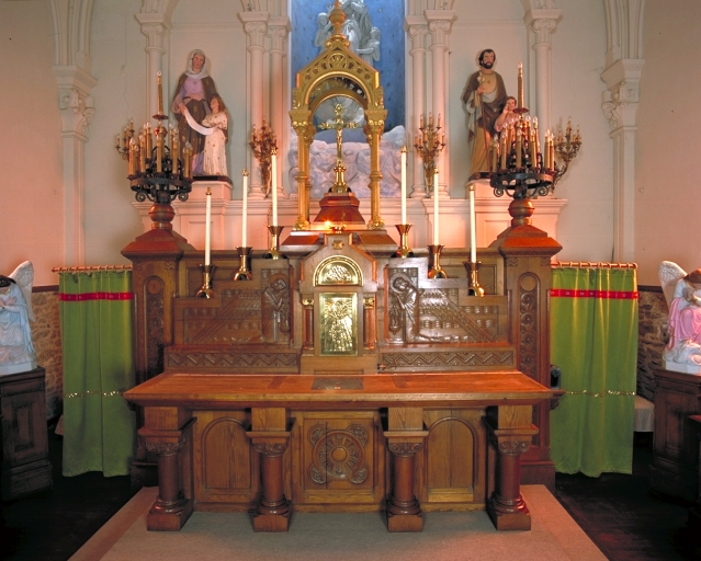 Ensemble du maître-autel 2 : autel, retable, tabernacle, exposition, gradin d'autel, 2 piédestaux, 3 degrés d'autel
