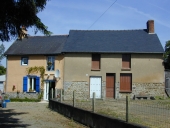 Alignement de deux maisons, la Chevrolais (Feins)