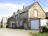 Alignement de deux maisons, la Roche (Trévérien)