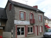 Maison à boutique, 18 place de l'Eglise (La Mézière)