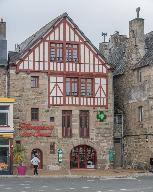 Maison d'armateur ou de négociant actuellement "pharmacie des Quais", 6 Place du Général de Gaulle (Tréguier)