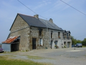 Alignement de trois maisons, la Pelterie (Meillac)