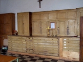 Ensemble de 2 armoires de sacristie, chasublier, confessionnal