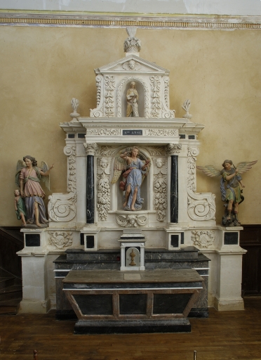 Ensemble de l'autel de sainte Anne et des archanges : autel, tabernacle, 2 gradins d'autel, retable