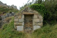 Magasin à poudre encastré dans le rocher, Le Baillon, Pointe du Château (Perros-Guirec)