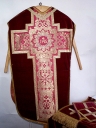 Ornement rouge 4 : chasuble, manipule, voile de calice, bourse de corporal, pale