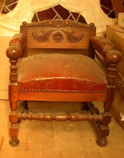 Fauteuil de célébrant et paire de tabourets