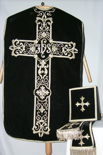 Ornement noir 2 : chasuble, étole, manipule, bourse du corporal