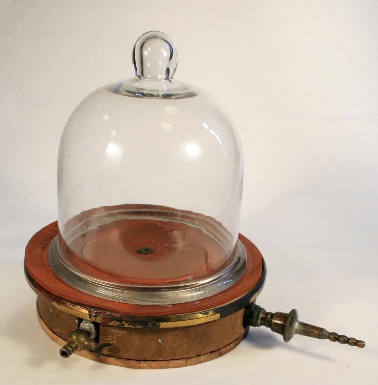 Présentation de la collection d'instruments scientifiques du lycée Émile Zola, Avenue Jean Janvier (Rennes)