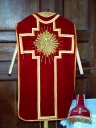 Ornement rouge 3 : chasuble, étole, voile de calice