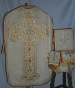 Ornement blanc 3 : chasuble, bourse de corporal, étole, manipule, voile de calice
