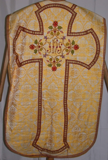 Ornement doré 1 : chasuble, bourse de corporal, étole, manipule, voile de calice