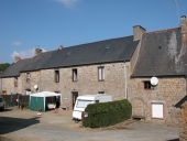 Alignement de maisons, 10-18 rue du Bourgouët (Dingé)