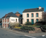Mairie, écoles, cimetière et presbytère sur la commune de Bréal-sous-Montfort