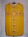 Ornement doré 2 : chasuble, bourse de corporal, étole, manipule, voile de calice