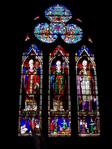 Verrière de la baie 2 (verrière à personnages) : Mgr Revol, Mgr Thoreau, Mgr de Hercé