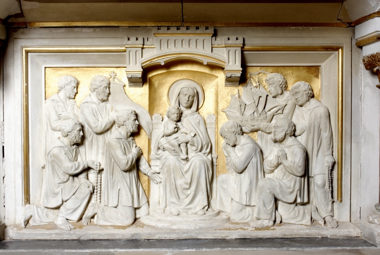 Haut-relief : Les paroissiens offrent un bateau votif à la Vierge