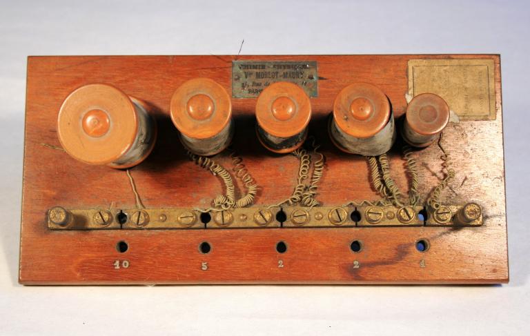 Présentation de la collection d'instruments scientifiques du lycée Émile Zola, Avenue Jean Janvier (Rennes)