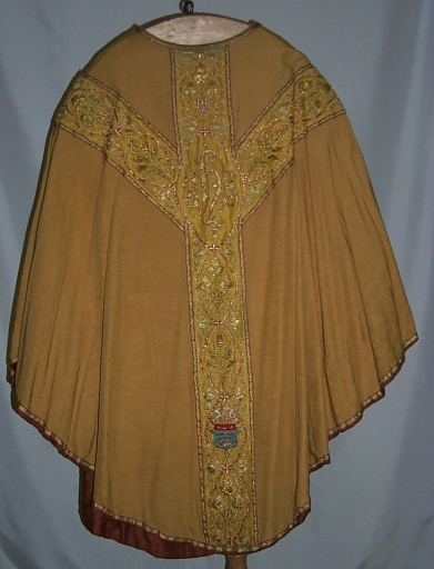 Ornement doré 1 : chasuble, étole, bourse de corporal, manipule, voile de calice
