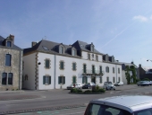 Conserverie, puis caserne de douane, puis école privée pour filles, 3 place Saint-Louis (Etel)