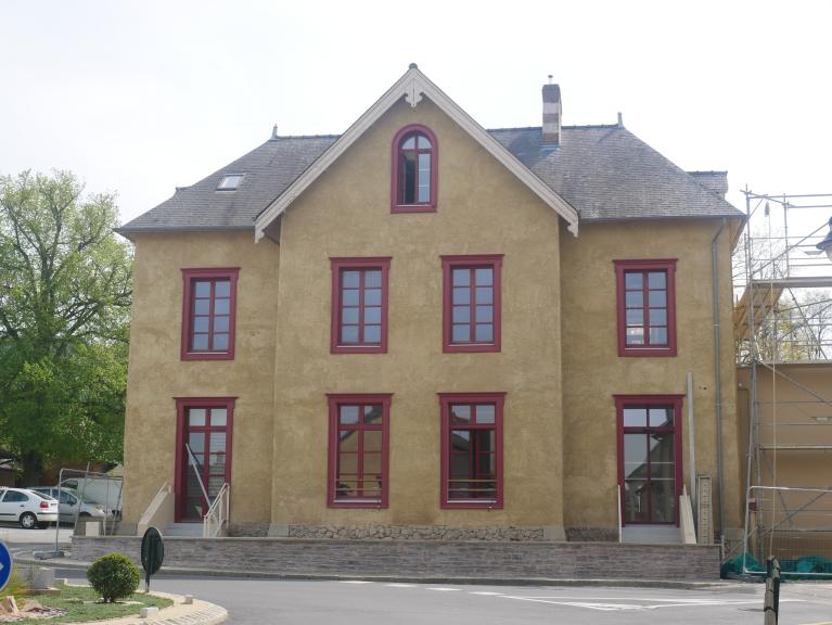 Mairie, écoles et monument sur la commune de Pacé