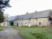 Alignement de cinq maisons et fermes, la Ville aux Jarnots (Pipriac)