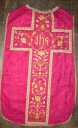 Ornement rouge 1 : chasuble, étole, manipule, voile de calice et bourse de corporal
