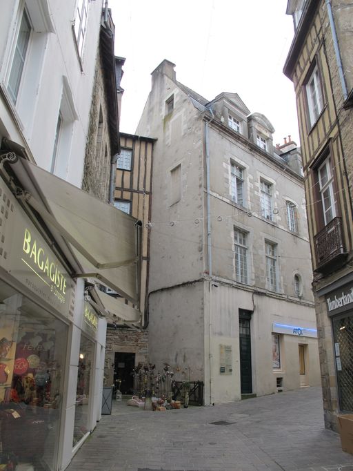 Hôtel dit hôtel de Robien, 2 rue des Vierges, 2 place Lucien Laroche (Vannes)