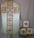 Ornement blanc : chasuble, bourse de corporal, étole, manipule, voile de calice