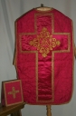Ornement rouge 5 : chasuble, bourse de corporal, voile de calice