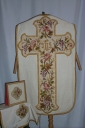Ornement blanc 1 : chasuble, étole, bourse de corporal, voile de calice