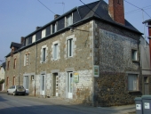 Alignement d'un hôtel de voyageurs et d'une maison, 4, 2 rue de la Haute Ville (Montreuil-sur-Ille)